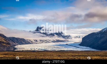 Ghiacciaio Skaftafellsjokull e Skaftafell, nell'Islanda meridionale, visti dalla Highway 1, la Ring Road. Foto Stock