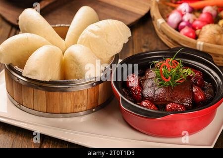 Pancetta di maiale brasata Hakka con mantou, maiale dongpo, cucina cinese Foto Stock