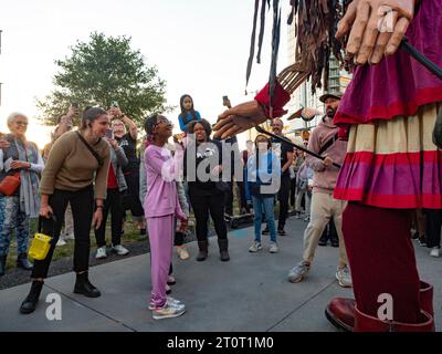 Atlanta, Georgia, USA. 8 ottobre 2023. Il piccolo Amal, un burattino torreggiante di una bambina siriana di 10 anni, altissimi pesci, un ammiratore. Mentre Amal visita le comunità in tutti gli Stati Uniti, dimostra la resilienza dei rifugiati e il potere delle arti di riunire persone diverse. (Immagine di credito: © sue Dorfman/ZUMA Press Wire) SOLO USO EDITORIALE! Non per USO commerciale! Crediti: ZUMA Press, Inc./Alamy Live News Foto Stock