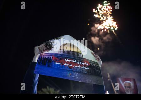 Teheran, Teheran, Iran. 7 ottobre 2023. Un uomo iraniano tiene un poster della Moschea di al-Aqsa durante una celebrazione dell'Iran pro-Palestina nel centro di Teheran, Iran. Il gruppo palestinese Hamas lanciò un attacco contro Israele il 7 ottobre 2023 con molti morti, ostaggi presi e combattimenti infuriati dopo un assalto a sorpresa che includeva uomini armati che entravano nelle città israeliane dopo una raffica di razzi sparati dalla Striscia di Gaza. (Immagine di credito: © Sobhan Farajvan/Pacific Press via ZUMA Press Wire) SOLO USO EDITORIALE! Non per USO commerciale! Foto Stock