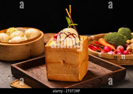 Toast al miele e gelato con frutta mista sul pane. Foto Stock