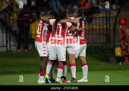 Bogotà, Colombia. 8 ottobre 2023. L'Independiente Santa Fe festeggia il gol segnato durante la fase a gironi della partita tra il Colombia Club Independiente Santa Fe (4) e il Club Universitarrio de Deportes (0) durante la Copa Libertadores Femenina, a Bogotà, Colombia, 8 ottobre 2023. Foto di: Chepa Beltran/Long Visual Press Credit: Long Visual Press/Alamy Live News Foto Stock