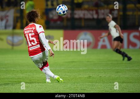 Bogotà, Colombia. 8 ottobre 2023. Wendy Cardenas del Club Independiente Santa Fe durante la fase a gironi del match tra il Colombia Club Independiente Santa Fe (4) e il Club Universitarrio de Deportes (0) durante la Copa Libertadores Femenina, a Bogotà, Colombia, 8 ottobre 2023. Foto di: Chepa Beltran/Long Visual Press Credit: Long Visual Press/Alamy Live News Foto Stock