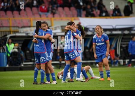 Bogotà, Colombia. 8 ottobre 2023. Maria Martinez Vecca (C) del Club Universidad de Chile festeggia con i suoi compagni di squadra durante la fase a gironi della partita tra il Club Olimpia (1) del Paraguay e il Club Universidad de Chile (2) durante la Copa Libertadores Femenina, a Bogotà, Colombia, 8 ottobre 2023. Foto di: Chepa Beltran/Long Visual Press Credit: Long Visual Press/Alamy Live News Foto Stock