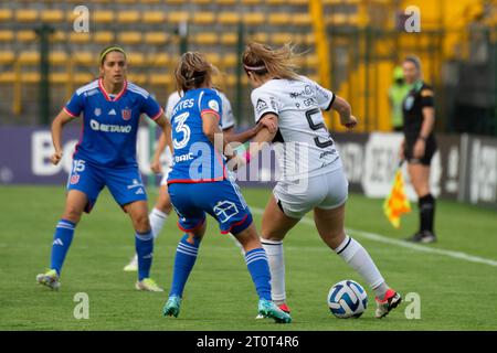 Bogotà, Colombia. 8 ottobre 2023. Karen Fuentes (L) del Club Universidad de Chile combatte la palla con Paola Genes (R) del Club Olimpia durante la fase a gironi tra il Club Olimpia (1) e il Club Universidad de Chile (2) durante la Copa Libertadores Femenina, a Bogotà, Colombia, 8 ottobre 2023. Foto di: Chepa Beltran/Long Visual Press Credit: Long Visual Press/Alamy Live News Foto Stock