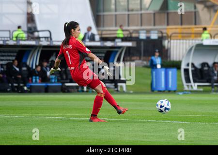 Bogotà, Colombia. 8 ottobre 2023. Il portiere del Club Universidad de Chile Natalia Campos durante la fase a gironi tra il Club Olimpia (1) e il Club Universidad de Chile (2) durante la Copa Libertadores Femenina, a Bogotà, Colombia, 8 ottobre 2023. Foto di: Chepa Beltran/Long Visual Press Credit: Long Visual Press/Alamy Live News Foto Stock