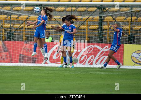 Bogotà, Colombia. 8 ottobre 2023. Franchesca Caniguan del Club Universidad de Chile combatte un colpo di testa durante la fase a gironi del match tra il Club Olimpia (1) del Paraguay e il Club Universidad de Chile (2) durante la Copa Libertadores Femenina, a Bogotà, Colombia, 8 ottobre 2023. Foto di: Chepa Beltran/Long Visual Press Credit: Long Visual Press/Alamy Live News Foto Stock