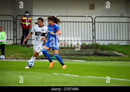 Bogotà, Colombia. 8 ottobre 2023. Amanda Peralta (L) del Club Olimpia e Franchesca Caniguan del Club Universidad de Chile durante la fase a gironi tra il Club Olimpia (1) del Paraguay e il Club Universidad de Chile (2) durante la Copa Libertadores Femenina, a Bogotà, Colombia, 8 ottobre 2023. Foto di: Chepa Beltran/Long Visual Press Credit: Long Visual Press/Alamy Live News Foto Stock