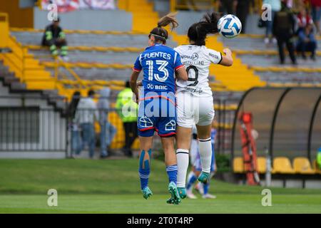 Bogotà, Colombia. 8 ottobre 2023. Karen Fuentes del Club Universidad de Chile combatte un colpo di testa con Karina Castellano del Club Olimpia durante la fase a gironi tra il Club Olimpia (1) e il Club Universidad de Chile (2) durante la Copa Libertadores Femenina, a Bogotà, Colombia, 8 ottobre 2023. Foto di: Chepa Beltran/Long Visual Press Credit: Long Visual Press/Alamy Live News Foto Stock