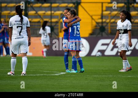 Bogotà, Colombia. 8 ottobre 2023. Il Club Universidad de Chile Barbara Sanchez festeggia con Karen Fuentes dopo aver segnato un gol durante la fase a gironi della partita tra il Club Olimpia (1) del Paraguay e il Club Universidad de Chile (2) durante la Copa Libertadores Femenina, a Bogotà, Colombia, 8 ottobre 2023. Foto di: Chepa Beltran/Long Visual Press Credit: Long Visual Press/Alamy Live News Foto Stock