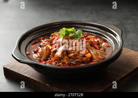 Un delizioso piatto cinese, zampe di maiale brasate (trotter di maiale，boccale di maiale) con fagioli di soia Foto Stock