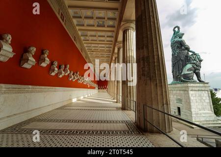 Monaco, Germania, UE - 13 settembre 2023. Statua della Baviera, chiamata la Signora di bronzo o la Statua della Baviera e la Ruhmeshalle Hall of Fame di Monaco. Foto Stock