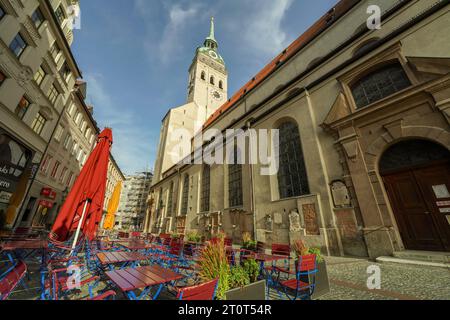 Monaco, Germania, UE - 18 settembre 2023. Paesaggio urbano di Monaco con ristorante colorato e St. Torre della Chiesa di Pietro, Alter Peter, Old Peter, un punto di riferimento di Monaco Foto Stock