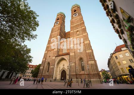 Monaco, Germania, UE - 18 settembre 2023. Chiesa Frauenkirche, la Chiesa di nostra Signora è un punto di riferimento storico, attrazione turistica a Monaco. Paesaggio urbano di Monaco. Foto Stock