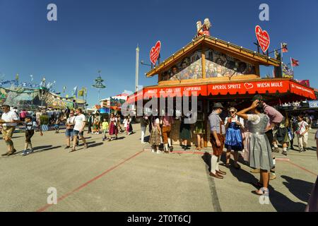 Monaco, Germania, Europa - 16 settembre 2023. Oktoberfest Munich beer festival, gente che beve in abiti bavaresi tradizionali, dirndls e lederhosen. Foto Stock