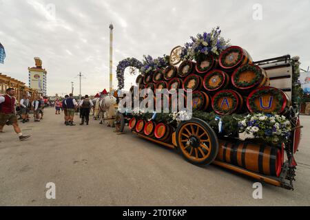 Monaco di Baviera, Germania, UE - 18 settembre 2023. Oktoberfest Schützen-Festzelt tenda della birra con carrozza trainata da cavalli barile parata galleggiante, spettatori. Foto Stock