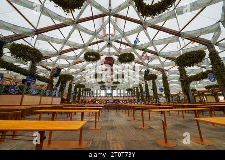 Monaco di Baviera, Germania, UE - 18 settembre 2023. Oktoberfest Munich Beer Tent interno con decorazioni, gente che beve, mangiare in Dirndls e lederhosen. Foto Stock