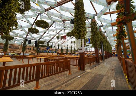 Monaco di Baviera, Germania, UE - 18 settembre 2023. Tenda della birra, interni Hofbräu-Festzelt all'Oktoberfest di Monaco. Gente che beve, mangia a Dirndl e Lederhosen Foto Stock