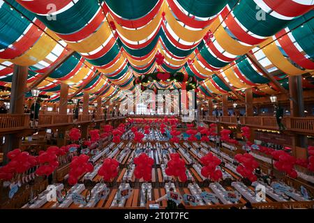 Monaco di Baviera, Germania, UE - 18 settembre 2023. Oktoberfest Schützen Festzelt, tenda della birra, personale che si prepara per la festa della Madonna all'annuale festival tedesco della birra. Foto Stock