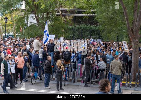 Centinaia di persone che tengono striscioni, cartelli e bandiere israeliane si riuniscono a una manifestazione pro-Israele fuori dalle Nazioni Unite mentre il Consiglio di sicurezza si riunisce per discutere del conflitto tra Israele e Hamas a New York. Il 7 ottobre, il gruppo militante palestinese Hamas lanciò un attacco a sorpresa contro Israele da Gaza via terra, via mare e via aerea, uccidendo oltre 700 persone e ferendone più di 2000. Secondo i rapporti, 130 soldati e civili israeliani sono stati rapiti da Hamas e portati a Gaza. L'attacco provocò una dichiarazione di guerra da parte del primo ministro israeliano Benjamin Netanyahu, e una ritorsione in corso Foto Stock