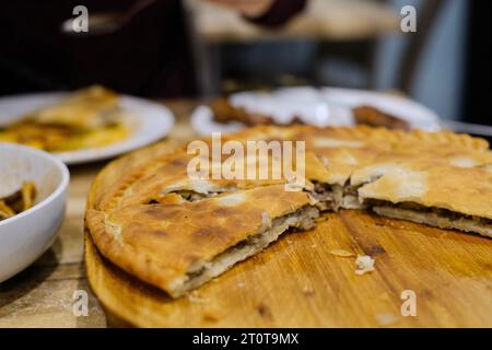 Goshnan, o gosh-naan, una tradizionale torta uigura ripiena di carne tritata speziata (manzo e agnello) e cipolle all'Apandim Uyghur Restaurant di Sydney Foto Stock