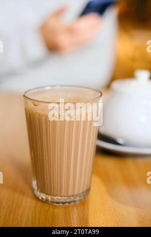 Una tazza di tè al latte speziato nepalese (masala chai) con zuccheriera al Tapari Nights, un ristorante ad Auburn, Sydney - New South Wales, Australia Foto Stock