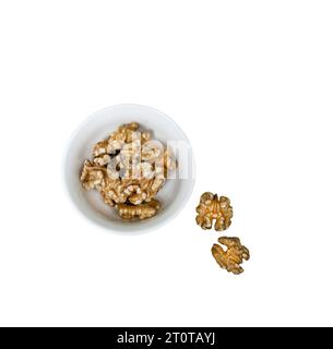 alcune noci sgusciate su uno sfondo trasparente Foto Stock