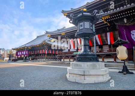 Kyoto, Giappone - marzo 30 2023: Tempio Higashi Honganji situato al centro di Kyoto, una delle due sotto-sette dominanti del Buddhismo Shin in in Giappone e dell'abr Foto Stock