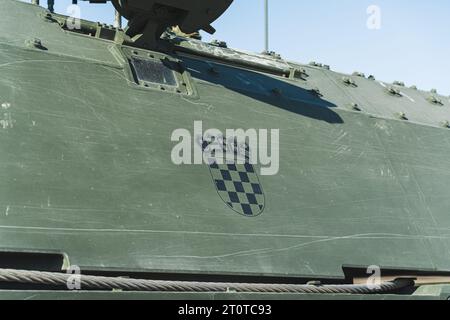 Bandiera croata nera stampata su veicolo militare verde scuro. Veicoli militari moderni alla dimostrazione. Foto di alta qualità Foto Stock