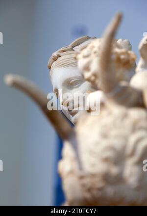 Venere (Afrodite) ed Eros volante visti tra le corna della divinità Pan (o Panas), vista parziale del capolavoro dell'antica arte greca. Foto Stock