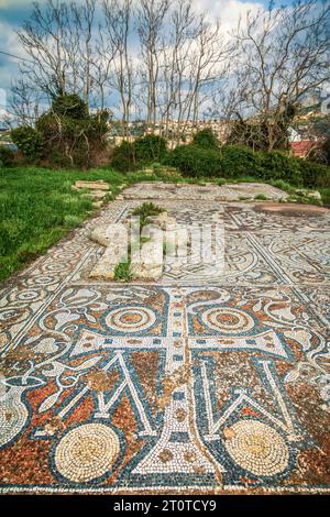 Incredibili mosaici colorati presso la basilica di Almirida, dell'inizio dell'era bizantina (vi secolo a.C.), ad Apocorona, Creta, Grecia. Foto Stock