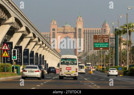 Traffico sulla strada per l'Atlantis Hotel presso la palma di Dubai, Emirati Arabi Uniti Foto Stock