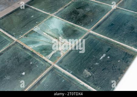 10 maggio 2023: Broken flow of glass *** Kaputte fließe aus Glas Credit: Imago/Alamy Live News Foto Stock