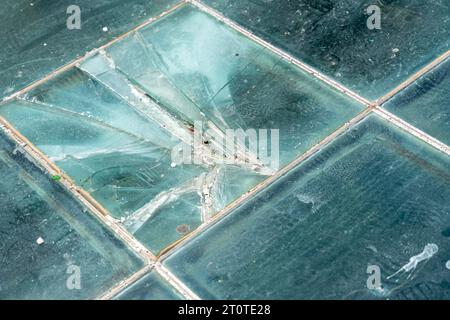 10 maggio 2023: Broken flow of glass *** Kaputte fließe aus Glas Credit: Imago/Alamy Live News Foto Stock