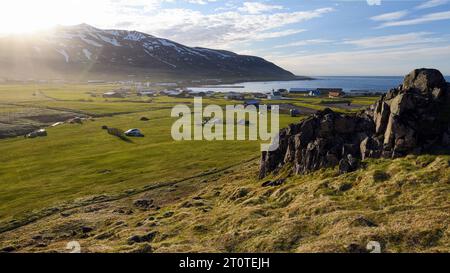 Tramonto sul borgo costiero di Bakkagerdi ('Bakkagerði' in islandese) nell'Islanda orientale. Foto Stock