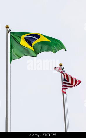 Bandiera americana e bandiera brasiliana. Sostegno all'Ucraina e a Israele. Foto Stock