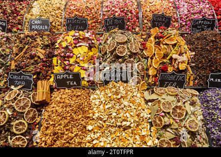 Tipi diferenti di foglie di tè. Negozio di tè assortimenti ciotole dettaglio Foto Stock