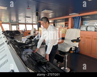 (231009) -- HANGZHOU/BERLIN, 9 ottobre 2023 (Xinhua) -- il capitano Mo Weidong gestisce il radar sul ponte della nave portacontainer Cosco Shipping Virgo in direzione del porto di Rotterdam, nel Mar Mediterraneo, 15 settembre 2023. (Xinhua) Foto Stock