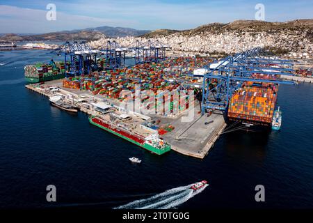 (231009) -- HANGZHOU/BERLIN, 9 ottobre 2023 (Xinhua) -- questa foto aerea scattata il 19 febbraio 2022 mostra un terminal del porto del Pireo in Grecia. (Pireo Container Terminal SA/Handout via Xinhua) Foto Stock