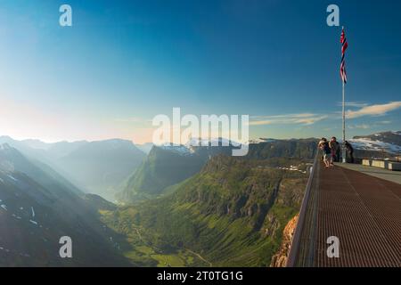 Dalsnibba, Norvegia, 25 giugno 2023: I turisti possono ammirare il panorama dal punto di osservazione più alto d'Europa del fiordo su strada, che si affaccia sulla città di Geiranger dal Foto Stock