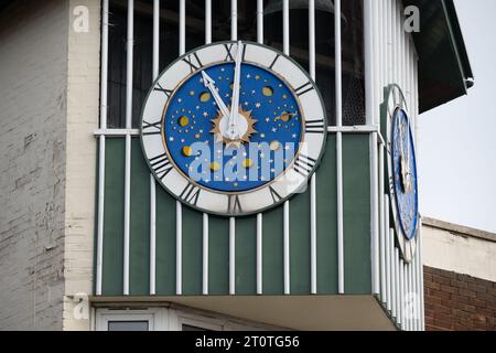 Orologio in Corporation Street, Corby, Northamptonshire, Inghilterra, Regno Unito Foto Stock