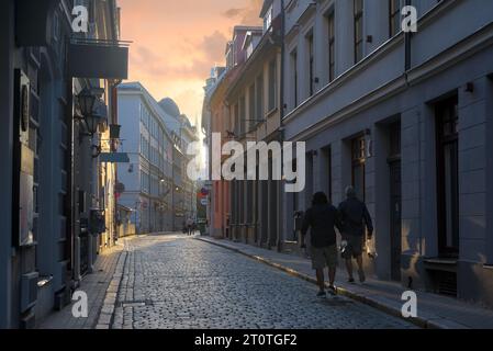 Strada nella città vecchia, ora del tramonto Foto Stock