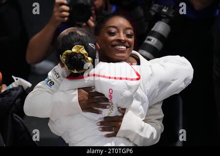 Anversa, Belgio. 8 ottobre 2023. Simone Biles (R) degli Stati Uniti abbraccia Zhou Yaqin della Cina durante la finale del fascio di equilibrio femminile dei Campionati mondiali di ginnastica artistica 2023 ad Anversa, Belgio, 8 ottobre 2023. Crediti: Zheng Huansong/Xinhua/Alamy Live News Foto Stock