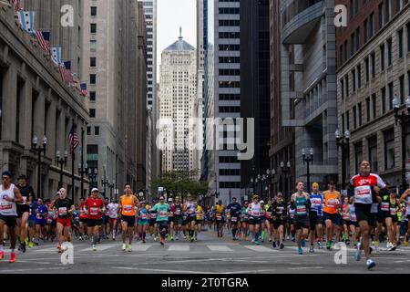 Chicago, Stati Uniti. 8 ottobre 2023. I corridori gareggiano durante la maratona di Chicago nel centro di Chicago l'8 ottobre 2023. Il ventitreenne keniota Kelvin Kiptum ha vinto la maratona di Chicago di domenica con un tempo record mondiale di due ore e 35 secondi. Credito: Vincent D. Johnson/Xinhua/Alamy Live News Foto Stock