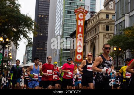 Chicago, Stati Uniti. 8 ottobre 2023. I corridori gareggiano durante la maratona di Chicago nel centro di Chicago l'8 ottobre 2023. Il ventitreenne keniota Kelvin Kiptum ha vinto la maratona di Chicago di domenica con un tempo record mondiale di due ore e 35 secondi. Credito: Vincent D. Johnson/Xinhua/Alamy Live News Foto Stock