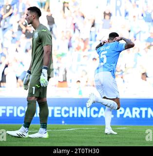 Roma. 8 ottobre 2023. Il Lazio Matias vino (R) celebra il suo gol durante una partita di serie A tra Lazio e Atalanta a Roma, Italia, 08 ottobre 2023. Credito: Alberto Lingria/Xinhua/Alamy Live News Foto Stock