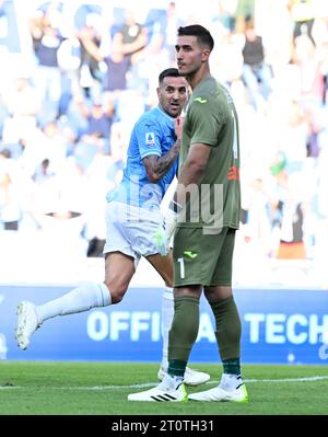 Roma. 8 ottobre 2023. Il Lazio Matias vino (L) celebra il suo gol durante una partita di serie A tra Lazio e Atalanta a Roma, Italia, 08 ottobre 2023. Credito: Alberto Lingria/Xinhua/Alamy Live News Foto Stock