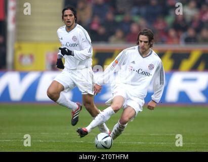 Leverkusen Germania, 6.03.2004 calcio: Bundesliga stagione 2003/04 Bayer 04 Leverkusen (B04, rosso)) vs FC Bayern Muenchen (FCB, bianco) 1:0 — Roque Santa Cruz (sinistra) e Owen Hargreaves (FCB) Foto Stock