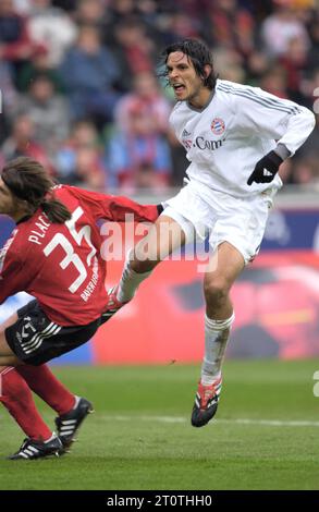 Leverkusen Germania, 6.03.2004 calcio: Bundesliga season 2003/04 Bayer 04 Leverkusen (B04, rosso)) vs FC Bayern Muenchen (FCB, bianco) 1:0 —Roque Santa Cruz Foto Stock