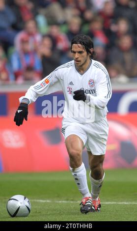 Leverkusen Germania, 6.03.2004 calcio: Bundesliga season 2003/04 Bayer 04 Leverkusen (B04, rosso)) vs FC Bayern Muenchen (FCB, bianco) 1:0 —Roque Santa Cruz Foto Stock